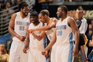 球队连胜势头延续，积分榜争夺愈发激烈（连胜势头不减，积分榜竞争愈加白热化）