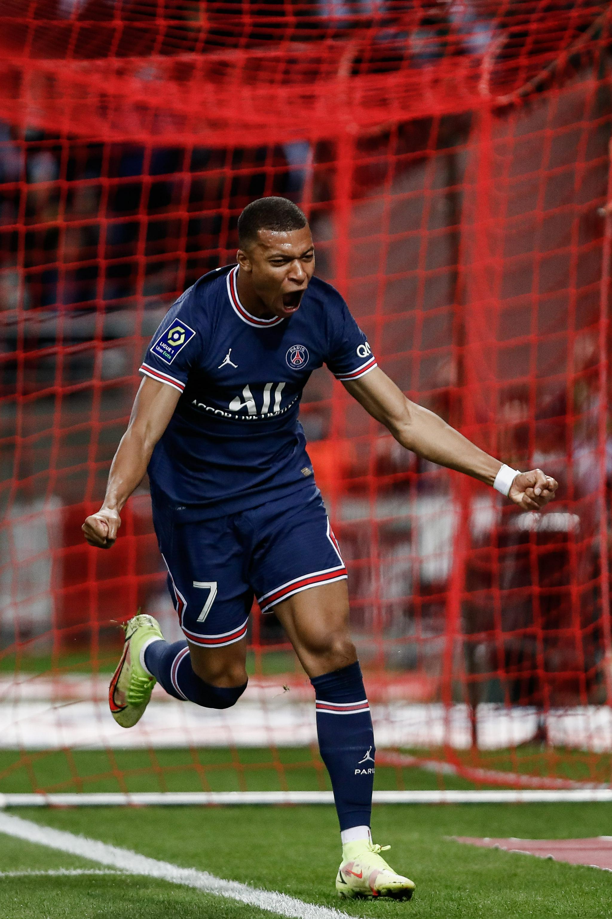 球迷：这人能飞吧？（球迷惊呼：他是会飞的吗？）