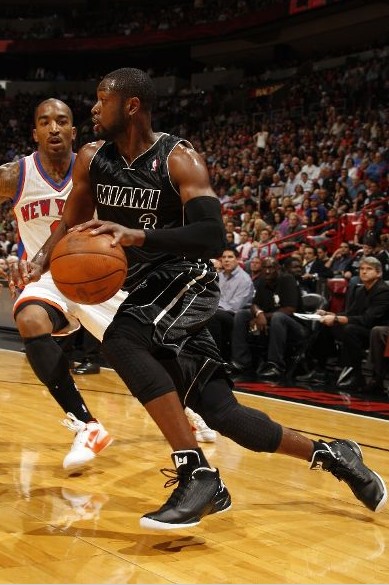 国足友谊赛战胜韩国展现新阵容（国足热身赛力克韩国，全新阵容亮相）