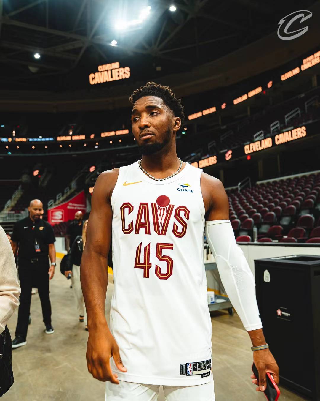 浓眉：我跟克里斯蒂没聊过被交易的事，他已经逐渐走出来了（浓眉称未与克里斯蒂讨论交易 他已逐步走出阴影）