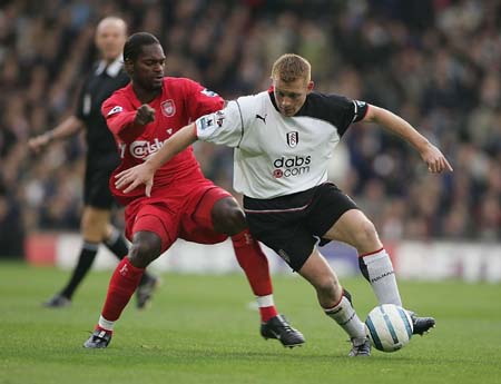 毛彪附体！四川一高校辅导员单刀面对大空门滑倒滚进球网（四川高校辅导员单刀面对空门失足，连人带球滚入球网）