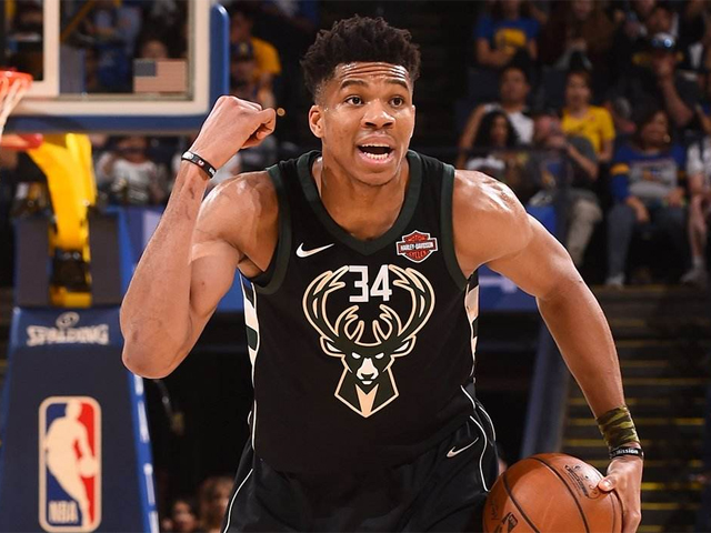 名场面！方便连续把脚踢进泰拳王嘴里，对方怒了想殴打裁判判负.